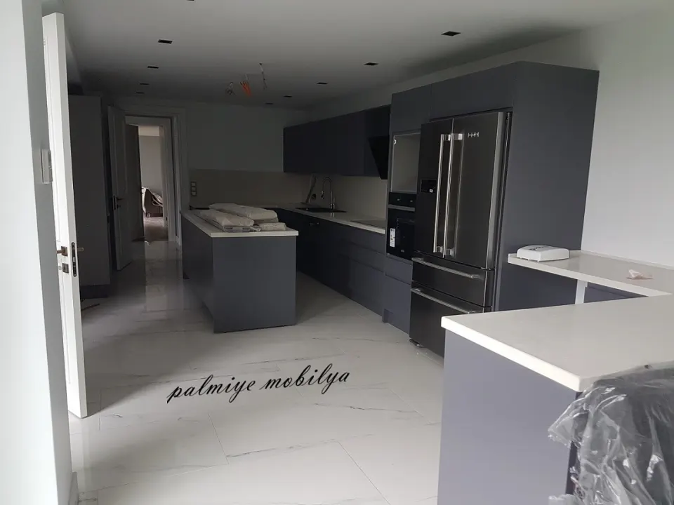 Ada tezgahlı antrasit villa mutfağı, beyaz tezgahlar ve ankastre buzdolabı