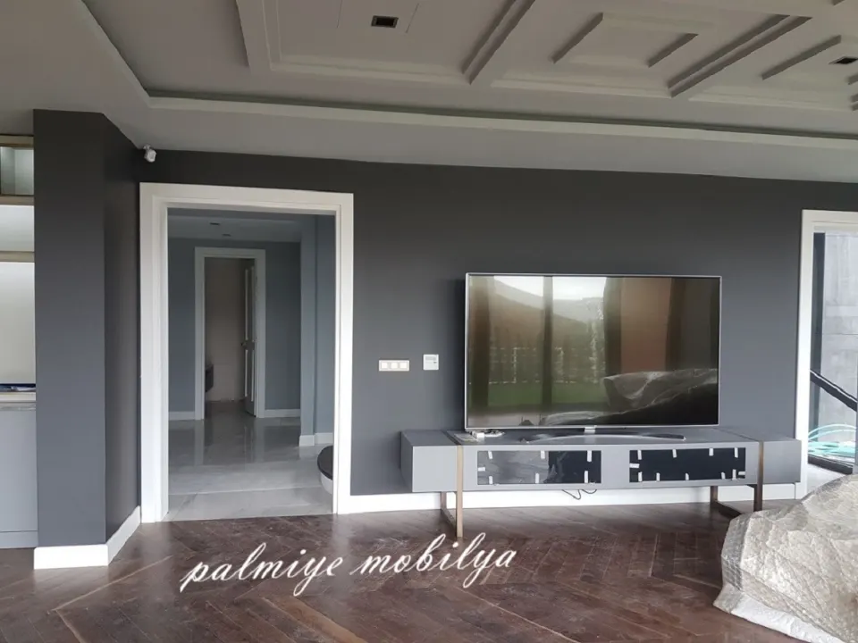 Gri TV Ünitesi – Metal Ayaklı, Siyah Desenli Kapak Detayı